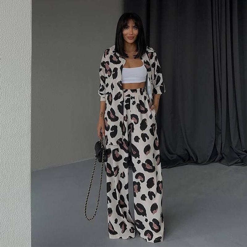 Damern Casual Leopardmönster-set med löst skuren topp och elastiska byxor Mirla-Eva Jonsson