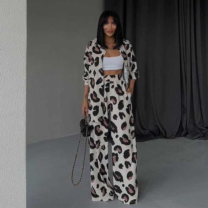 Damern Casual Leopardmönster-set med löst skuren topp och elastiska byxor Mirla-Eva Jonsson