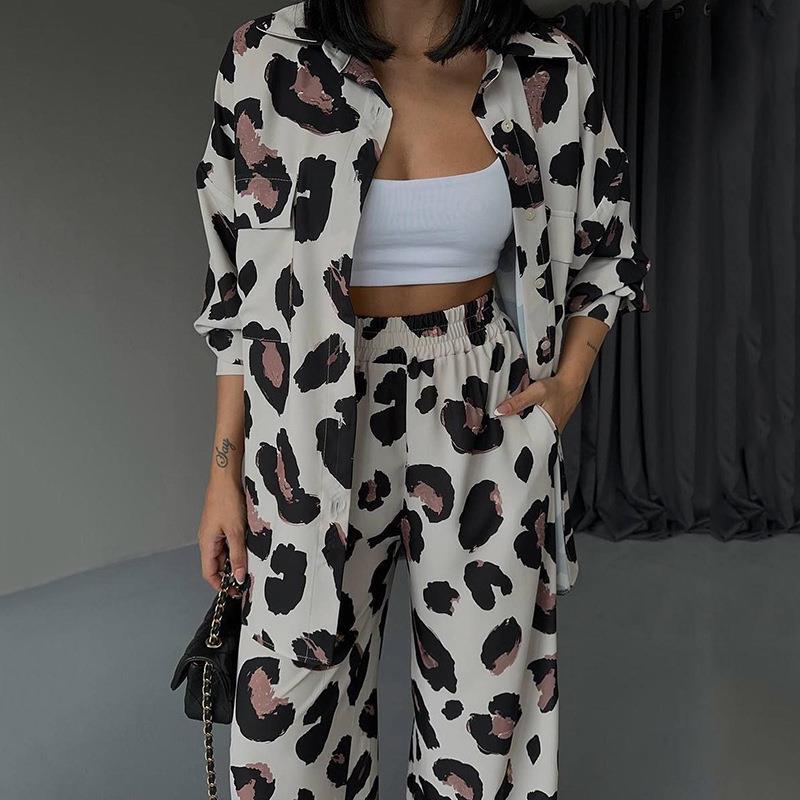 Damern Casual Leopardmönster-set med löst skuren topp och elastiska byxor Mirla-Eva Jonsson