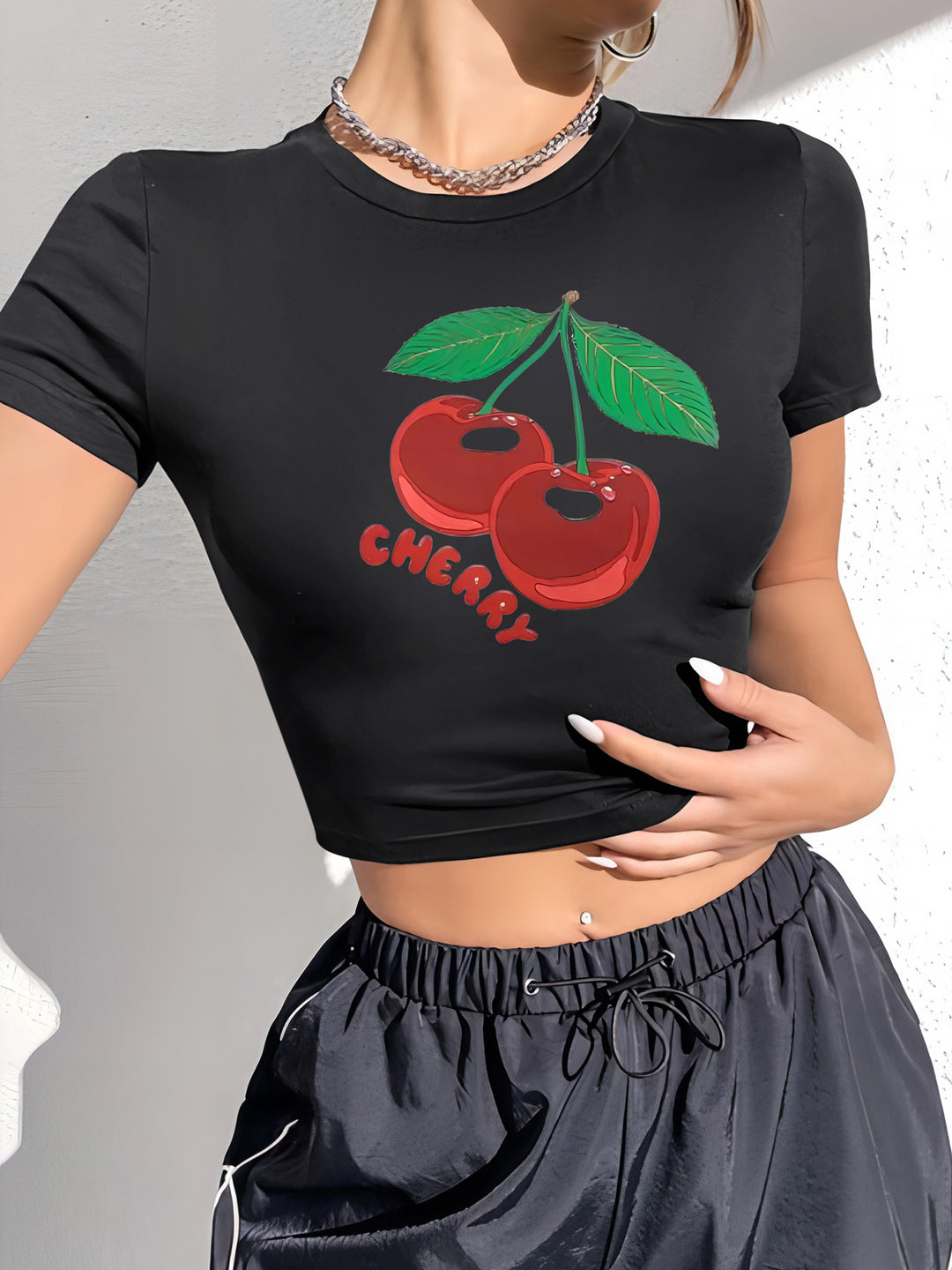 Damern Crop-T-Shirt med glatt körsbärsmotiv Mirla-Eva Jonsson