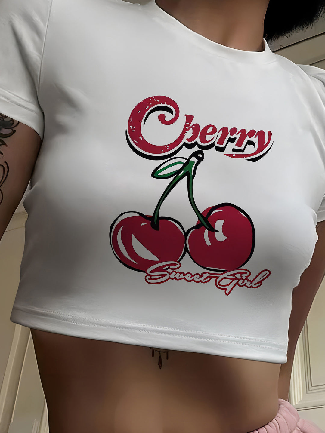 Damern Crop-T-Shirt med glatt körsbärsmotiv Mirla-Eva Jonsson