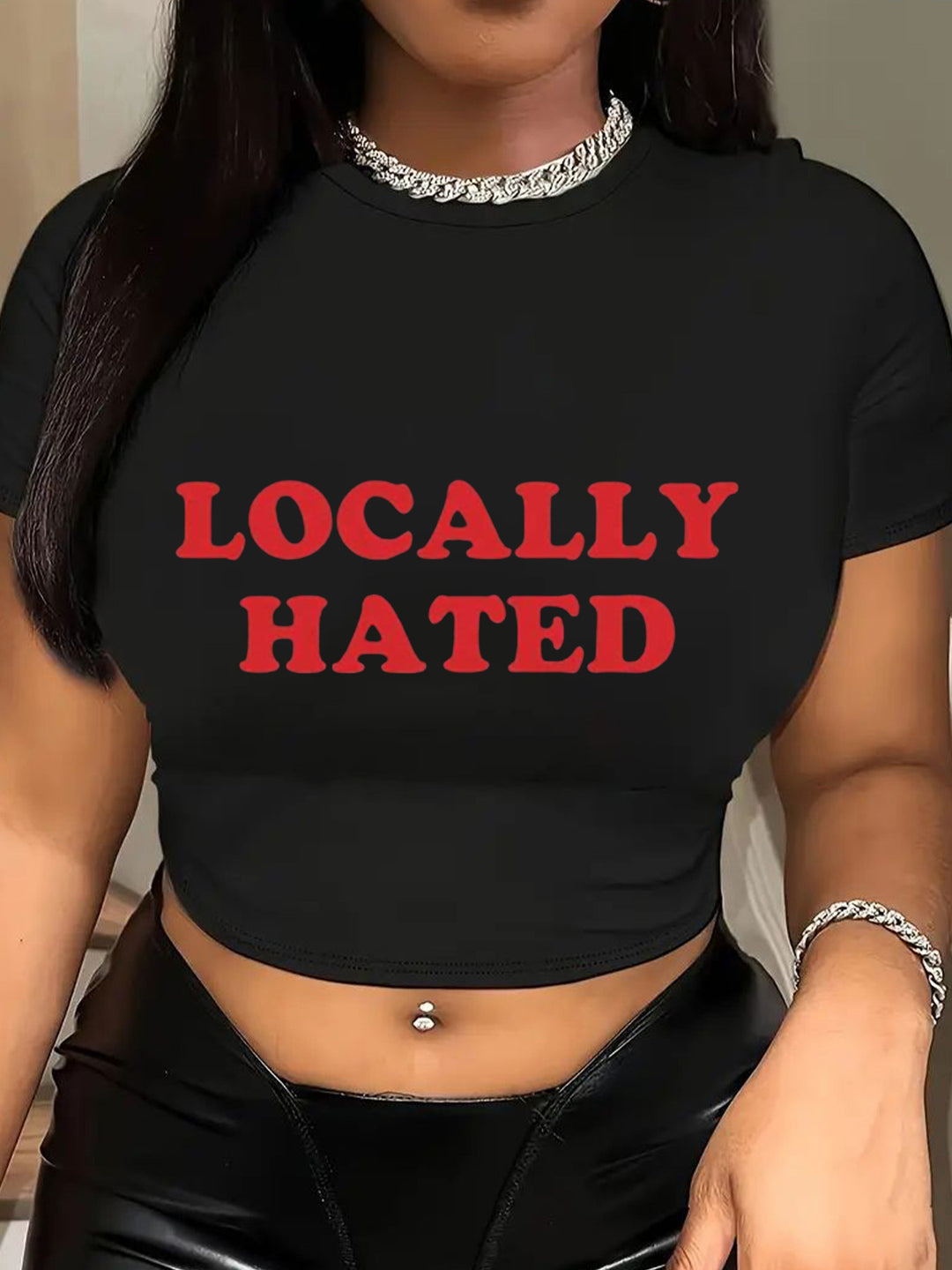 Damern Crop-T-Shirt med glatt körsbärsmotiv Mirla-Eva Jonsson