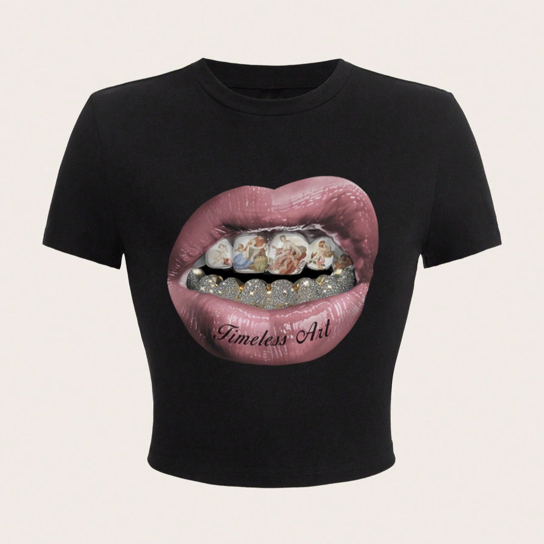 Damern Crop-T-Shirt med kreativ grafisk design och unikt uttalande Mirla-Eva Jonsson
