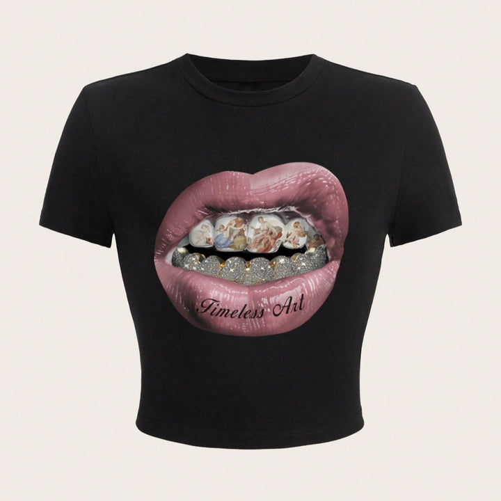 Damern Crop-T-Shirt med kreativ grafisk design och unikt uttalande Mirla-Eva Jonsson
