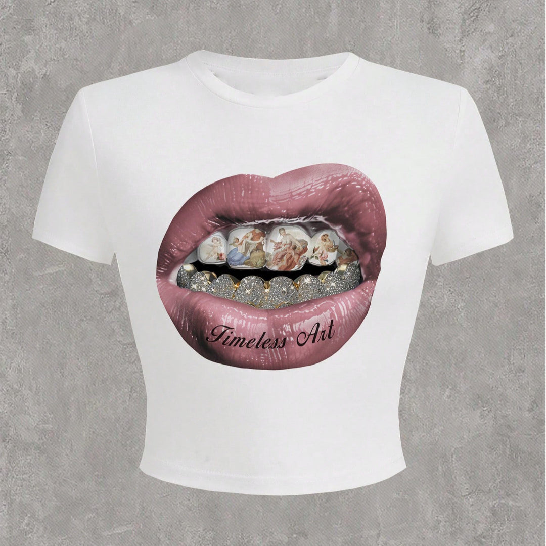 Damern Crop-T-Shirt med kreativ grafisk design och unikt uttalande Mirla-Eva Jonsson