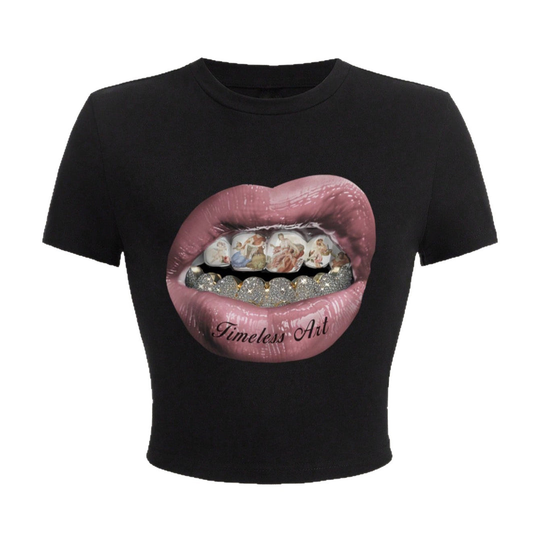Damern Crop-T-Shirt med kreativ grafisk design och unikt uttalande Mirla-Eva Jonsson