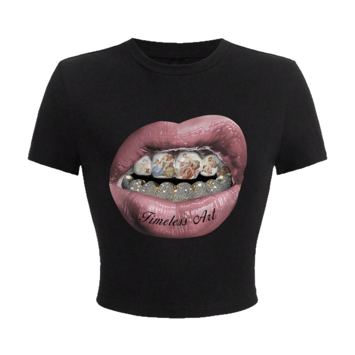 Damern Crop-T-Shirt med kreativ grafisk design och unikt uttalande Mirla-Eva Jonsson