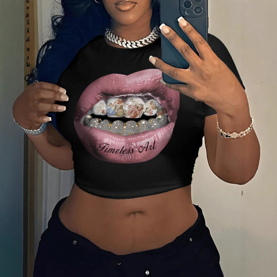 Damern Crop-T-Shirt med kreativ grafisk design och unikt uttalande Mirla-Eva Jonsson