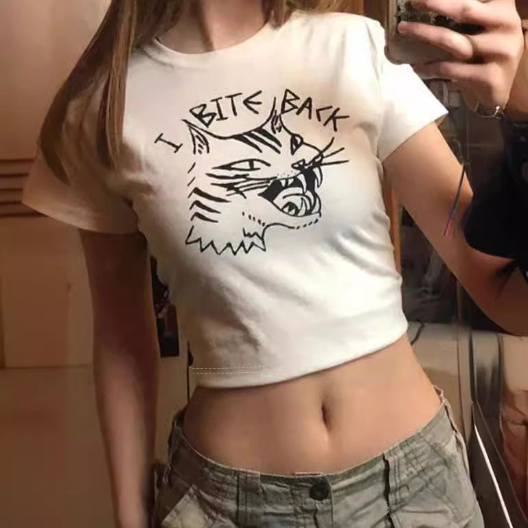 Damern Crop-T-Shirt med kreativt skelettdesign och inspirerande text Mirla-Eva Jonsson
