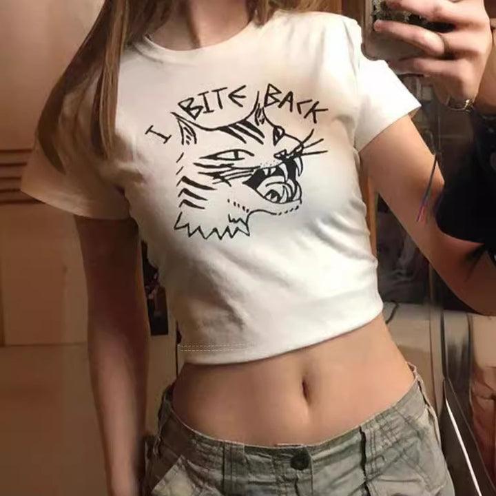 Damern Crop-T-Shirt med kreativt skelettdesign och inspirerande text Mirla-Eva Jonsson