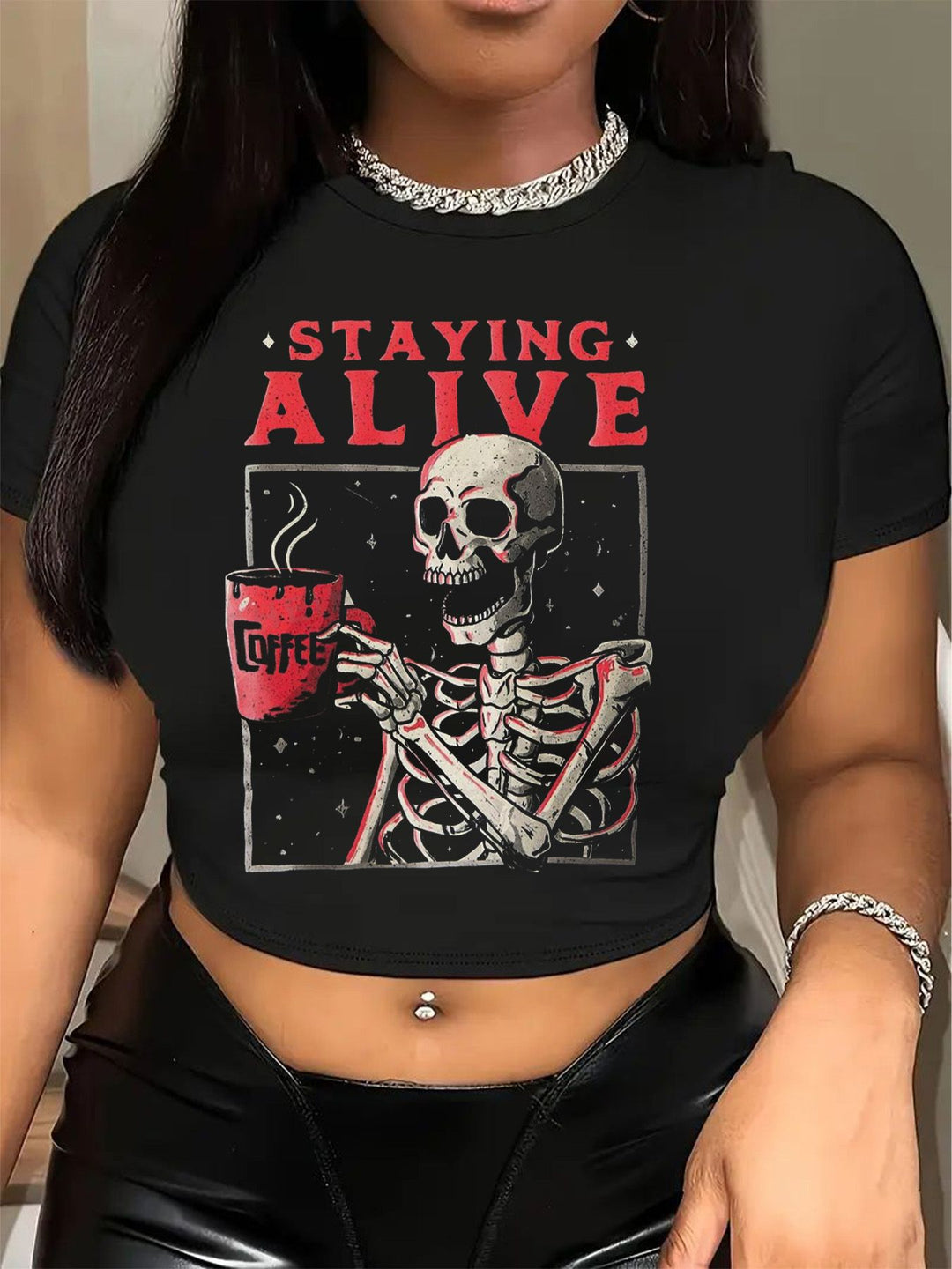 Damern Crop-T-Shirt med kreativt skelettdesign och inspirerande text Mirla-Eva Jonsson