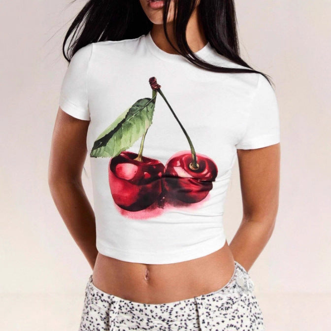 Damern Crop-T-shirt med fruktigt körsbärsmotiv och figurnära snitt Mirla-Eva Jonsson