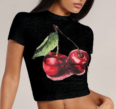 Damern Crop-T-shirt med fruktigt körsbärsmotiv och figurnära snitt Mirla-Eva Jonsson