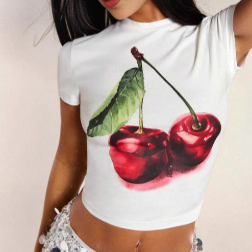 Damern Crop-T-shirt med fruktigt körsbärsmotiv och figurnära snitt Mirla-Eva Jonsson