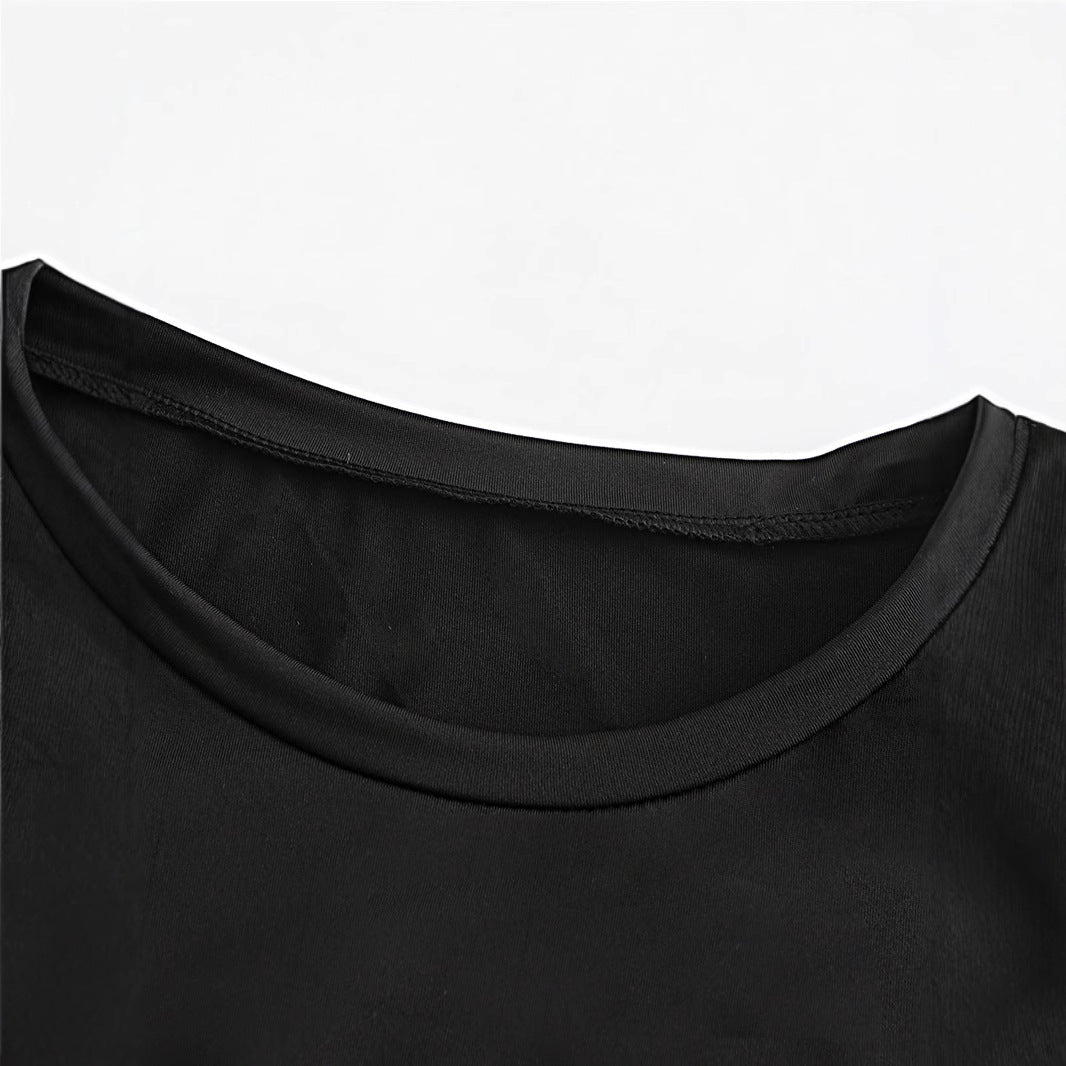 Damern Crop-T-shirt med iögonfallande text och figurnära design Mirla-Eva Jonsson