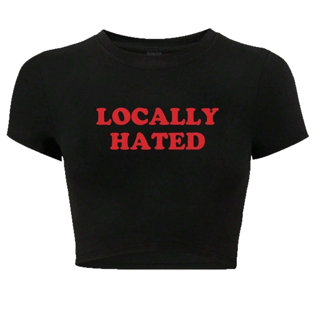 Damern Crop-T-shirt med iögonfallande text och figurnära design Mirla-Eva Jonsson