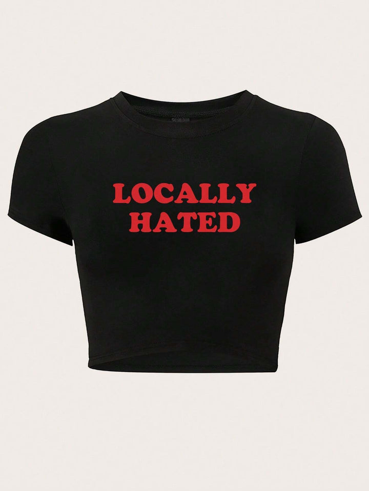 Damern Crop-T-shirt med iögonfallande text och figurnära design Mirla-Eva Jonsson