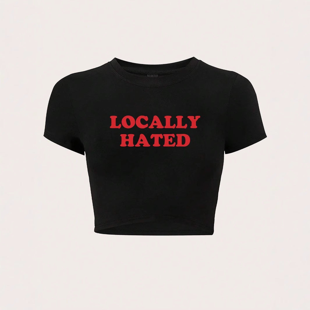 Damern Crop-T-shirt med iögonfallande text och figurnära design Mirla-Eva Jonsson