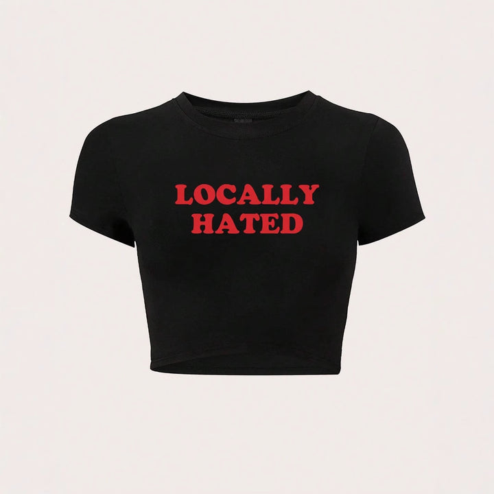 Damern Crop-T-shirt med iögonfallande text och figurnära design Mirla-Eva Jonsson