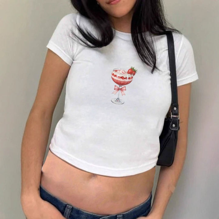 Damern Crop-T-shirt med kreativ cocktailtryck och figurnära skärning Mirla-Eva Jonsson