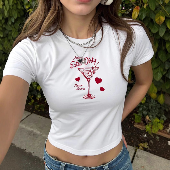 Damern Crop-T-shirt med kreativ cocktailtryck och figurnära skärning Mirla-Eva Jonsson