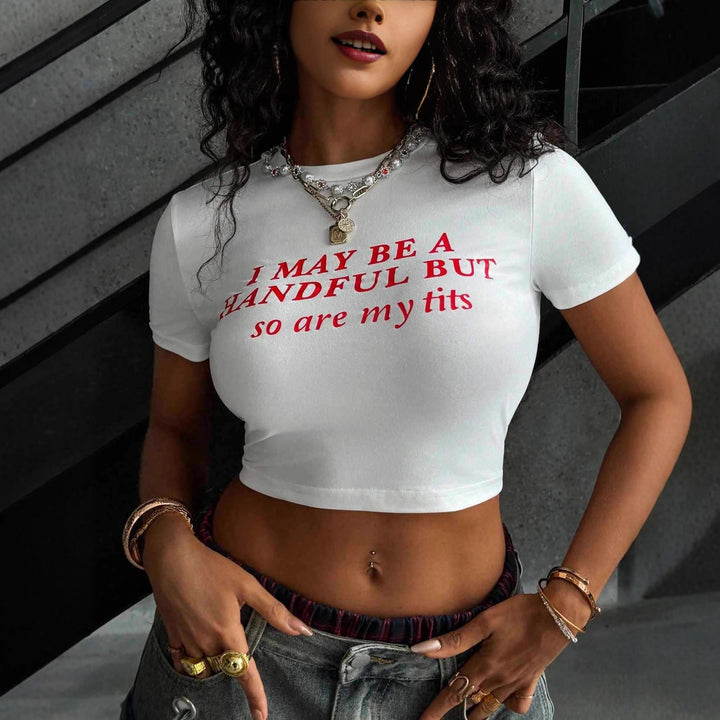 Damern Crop-T-shirt med kreativt skriftligt mönster och figursydd passform Mirla-Eva Jonsson