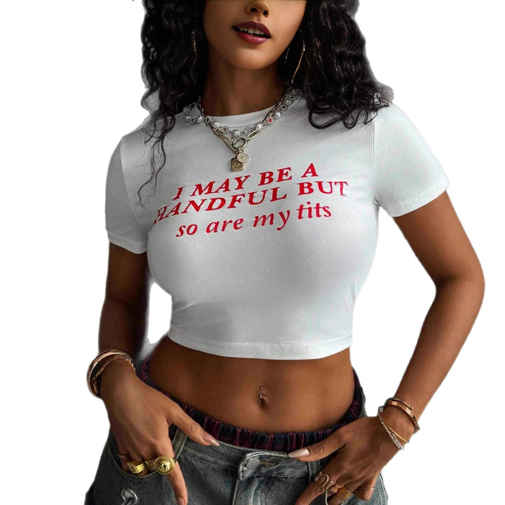 Damern Crop-T-shirt med kreativt skriftligt mönster och figursydd passform Mirla-Eva Jonsson