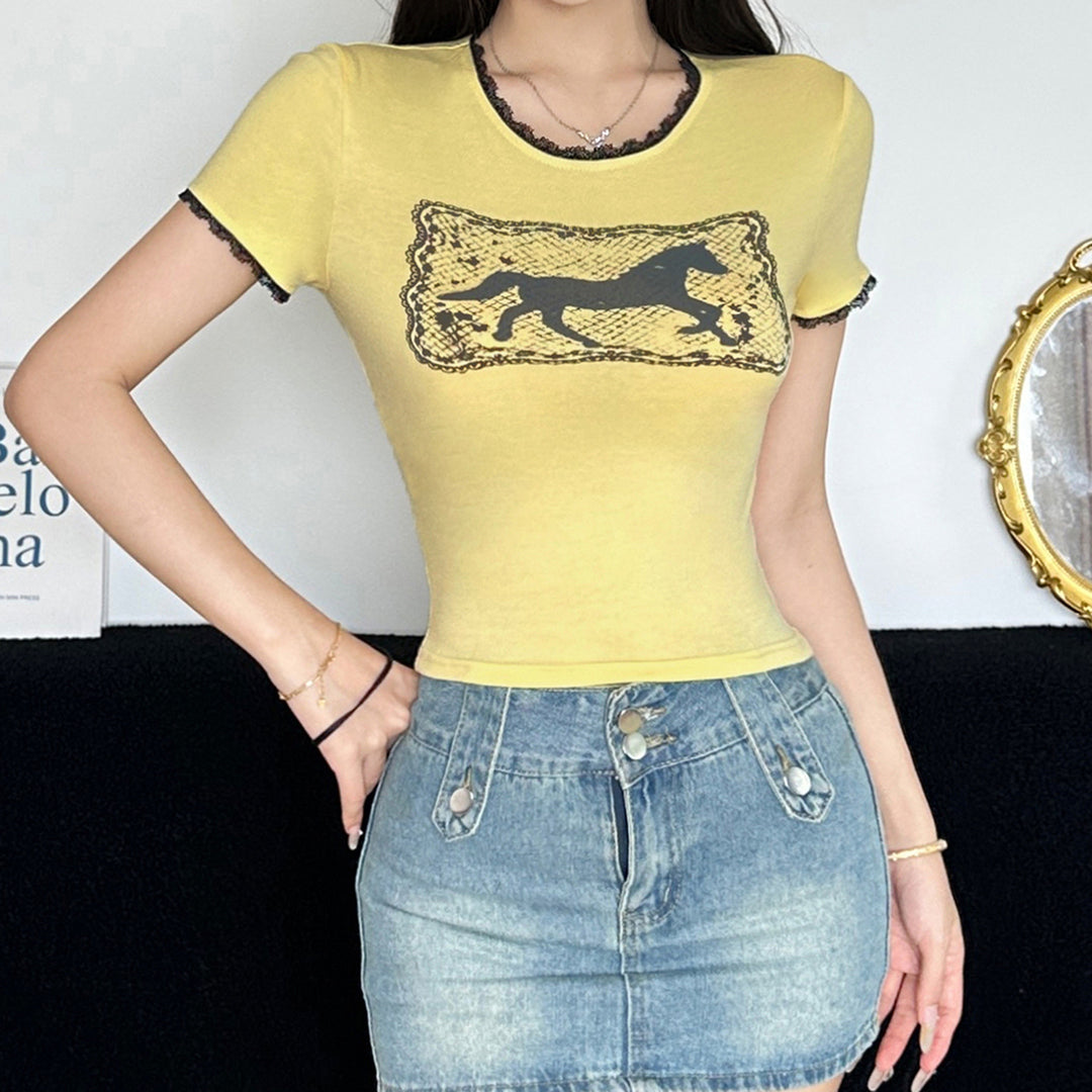 Damern Crop-T-shirt med raffinerad spetsdekoration och grafisk tryck Mirla-Eva Jonsson