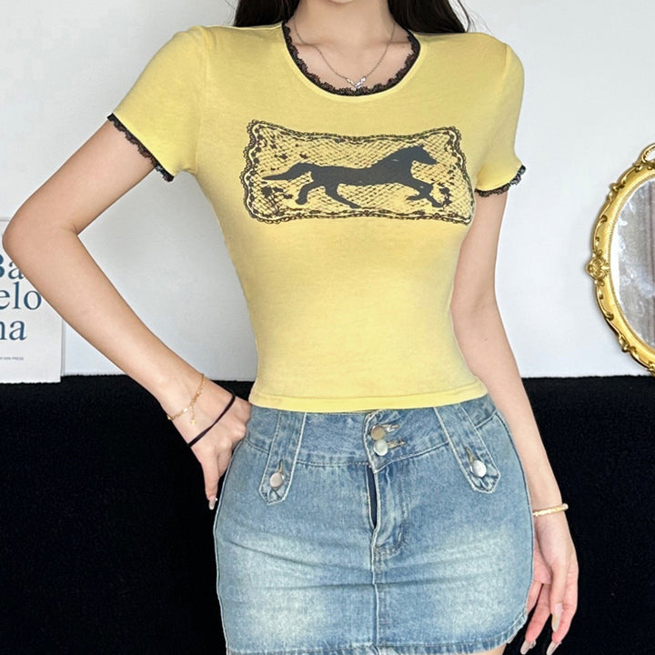 Damern Crop-T-shirt med raffinerad spetsdekoration och grafisk tryck Mirla-Eva Jonsson