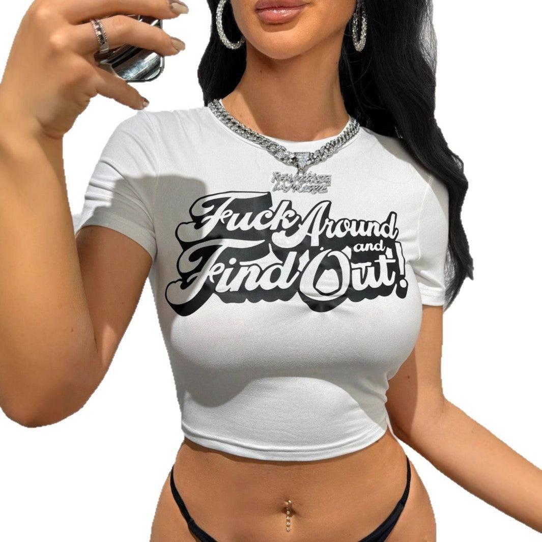 Damern Crop Top med kreativt statementtryck och kroppsnära passform Mirla-Eva Jonsson