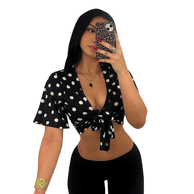 Damern Crop-Top med lekfullt prickmönster och knutfront Mirla-Eva Jonsson