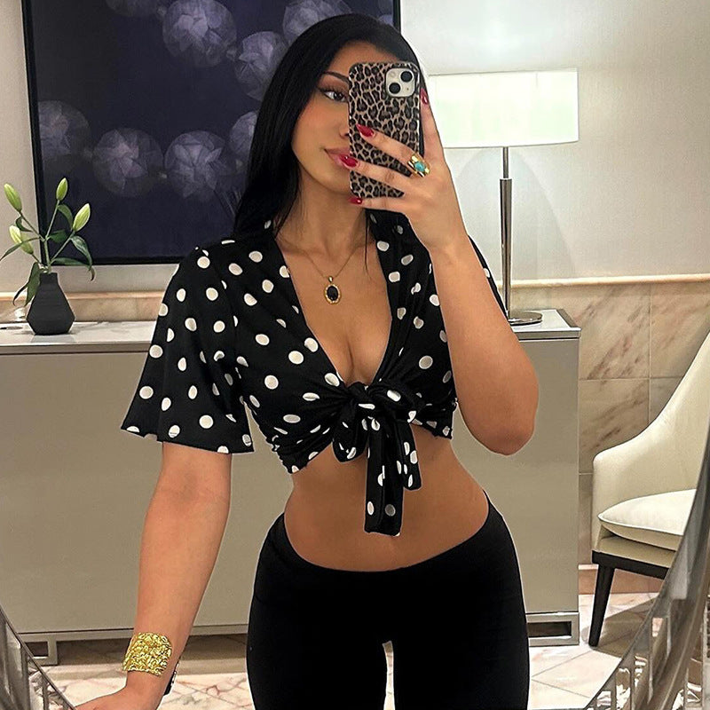 Damern Crop-Top med lekfullt prickmönster och knutfront Mirla-Eva Jonsson