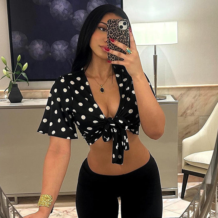 Damern Crop-Top med lekfullt prickmönster och knutfront Mirla-Eva Jonsson