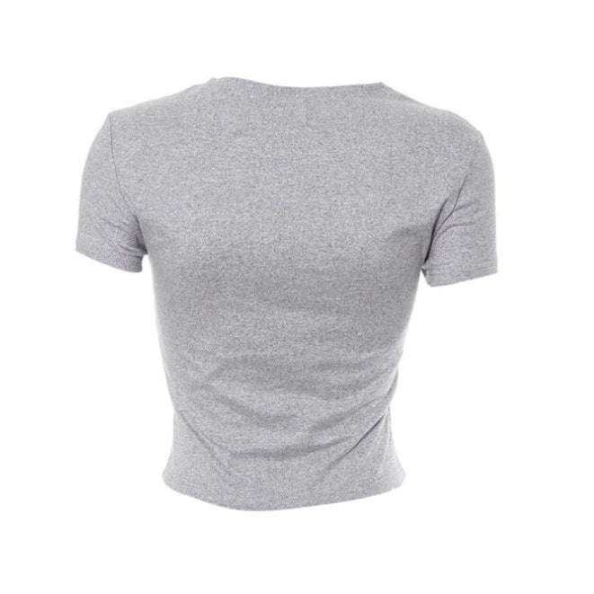 Damern Crop-Top med modern text och kroppsnära skärning Mirla-Eva Jonsson