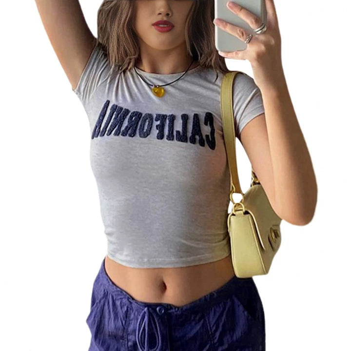 Damern Crop-Top med modern text och kroppsnära skärning Mirla-Eva Jonsson