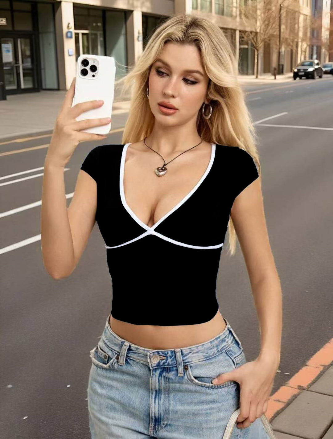 Damern Crop-top med V-ringning och kontrastdetalj Mirla-Eva Jonsson