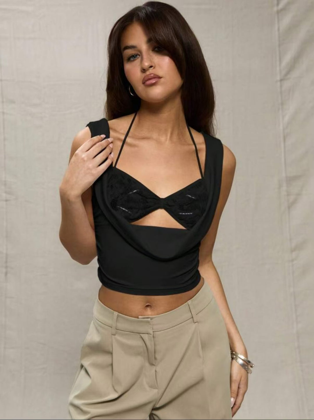 Damern Crop-top med förföriska cut-outs och ömt spetsinsats Mirla-Eva Jonsson