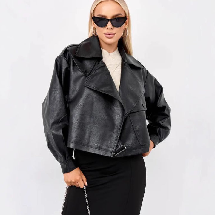 Damern Cropped Bikerjacka i konstläder med oversized passform och strukturerade detaljer Mirla-Eva Jonsson