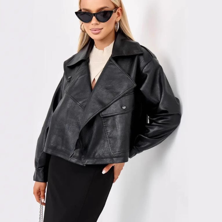 Damern Cropped Bikerjacka i konstläder med oversized passform och strukturerade detaljer Mirla-Eva Jonsson