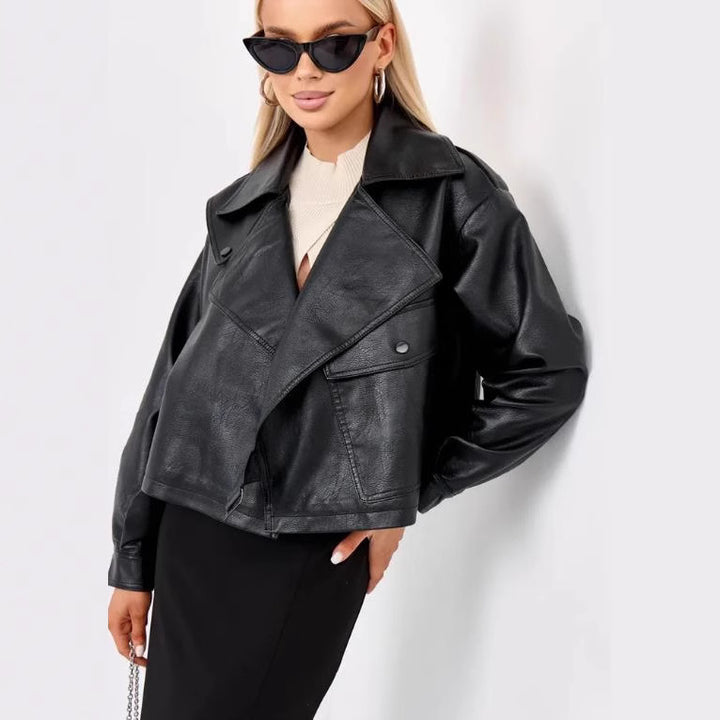 Damern Cropped Bikerjacka i konstläder med oversized passform och strukturerade detaljer Mirla-Eva Jonsson