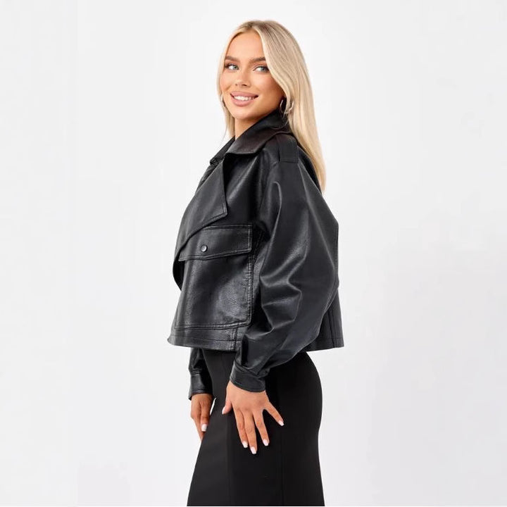 Damern Cropped Bikerjacka i konstläder med oversized passform och strukturerade detaljer Mirla-Eva Jonsson
