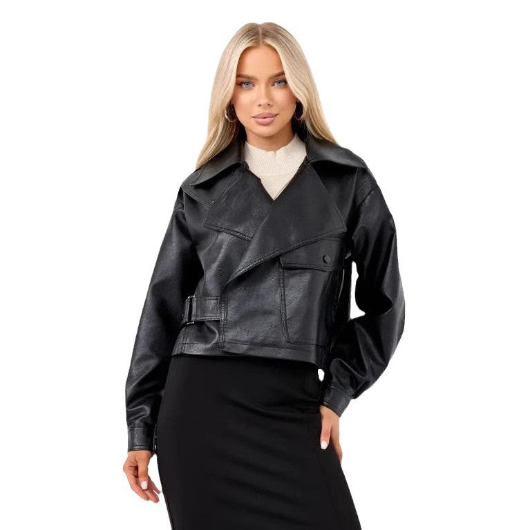 Damern Cropped Bikerjacka i konstläder med oversized passform och strukturerade detaljer Mirla-Eva Jonsson