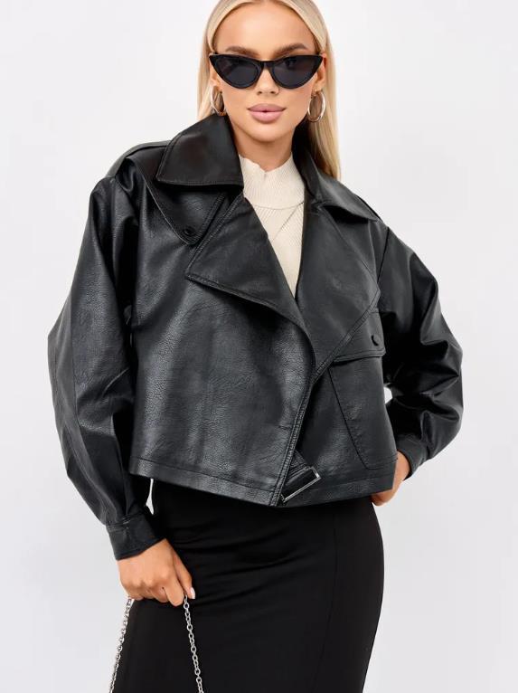 Damern Cropped Bikerjacka i konstläder med oversized passform och strukturerade detaljer Mirla-Eva Jonsson