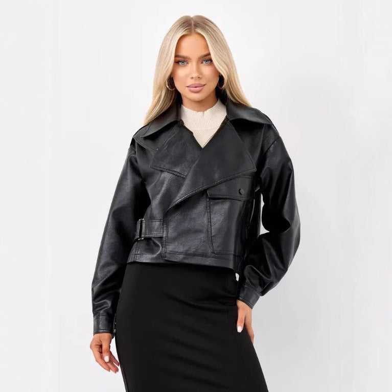 Damern Cropped Bikerjacka i konstläder med oversized passform och strukturerade detaljer Mirla-Eva Jonsson