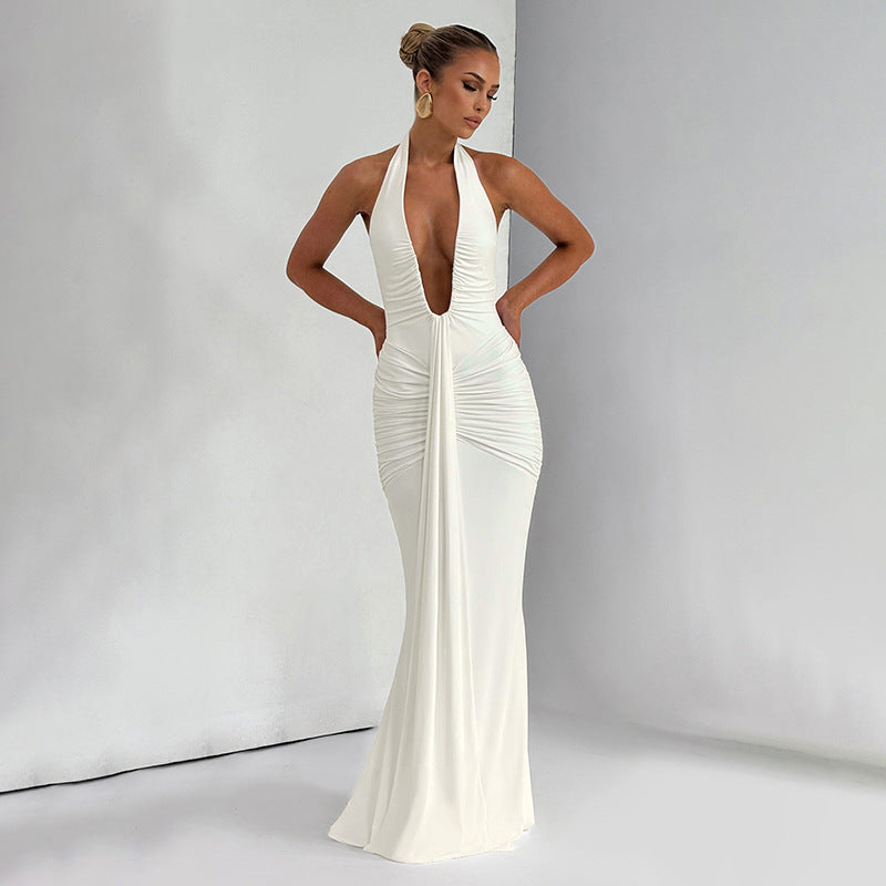 Damern Elegant Maxi-klänning med djup V-ringning och volangdetaljer Mirla-Eva Jonsson