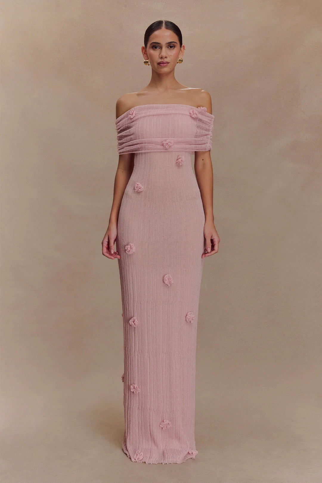 Damern Elegant Maxiklänning med Off-Shoulder-design och fina 3D-blomapplikationer Mirla-Eva Jonsson