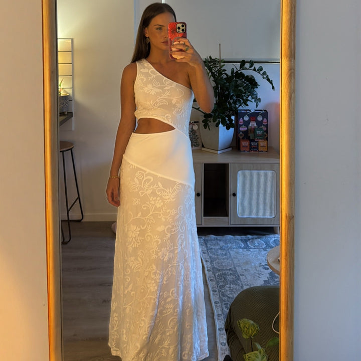 Damern Elegant Maxiklänning med asymmetrisk skärning och blommig spetsdetalj Mirla-Eva Jonsson