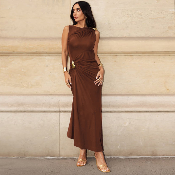 Damern Elegant Maxiklänning med asymmetrisk skärning och rynkningar Mirla-Eva Jonsson