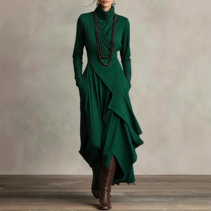Damern Elegant Maxiklänning med draperad överdel och asymmetrisk skärning Mirla-Eva Jonsson