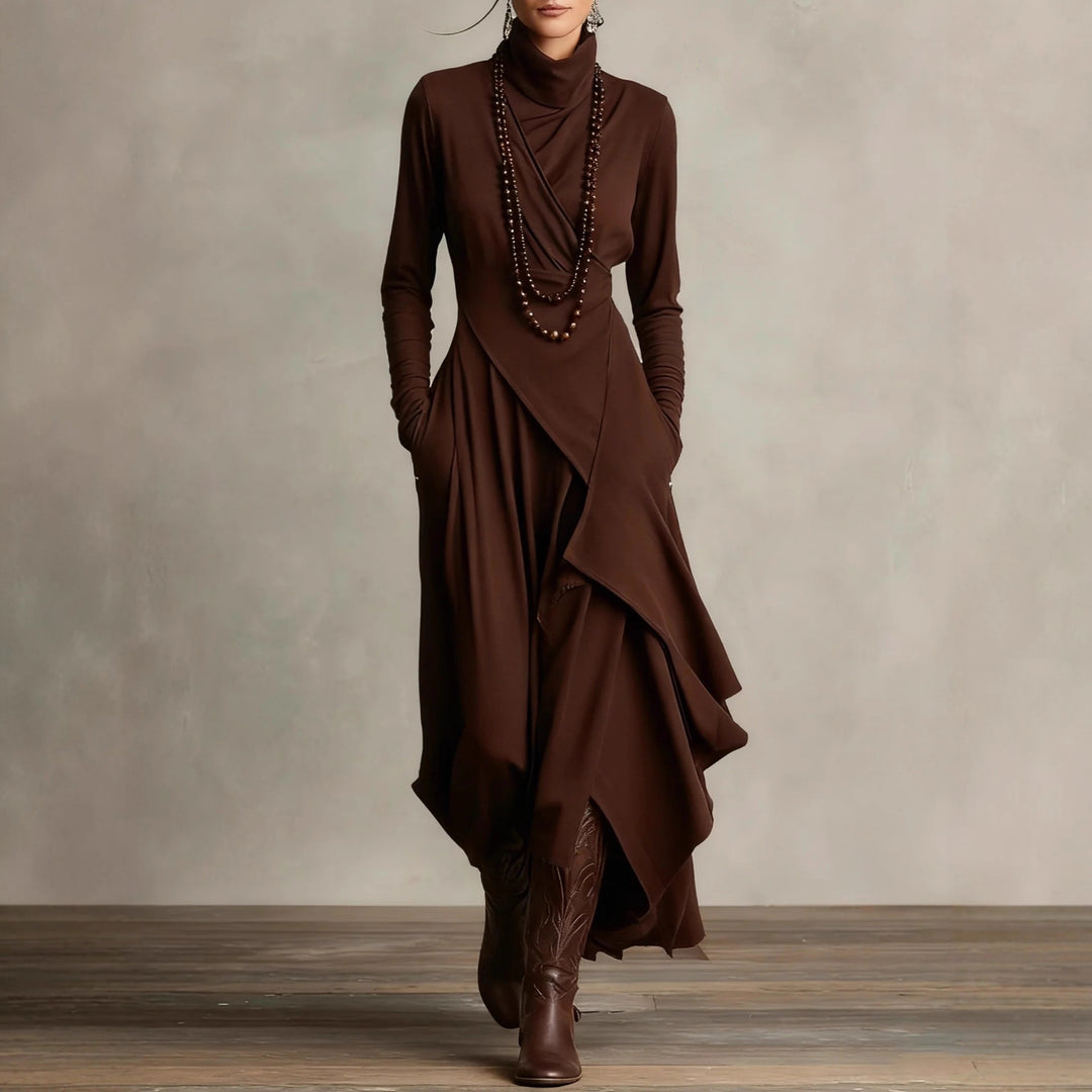 Damern Elegant Maxiklänning med draperad överdel och asymmetrisk skärning Mirla-Eva Jonsson